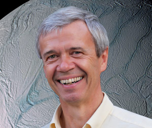 Devant Encelade, satellite de Saturne