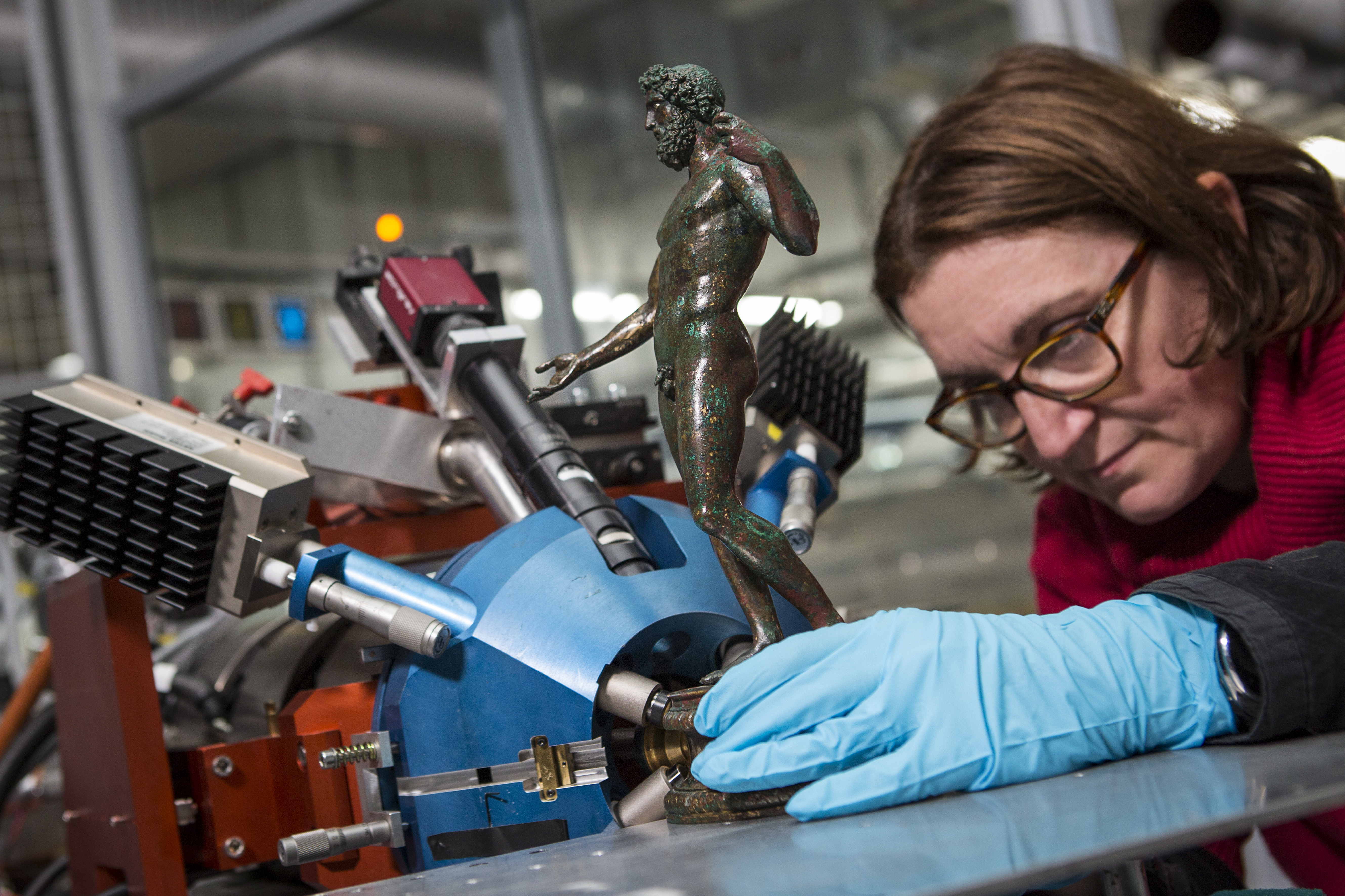 Claire Pacheco en train de mettre en place l’analyse d’une œuvre d’art © Christophe HARGOUES / C2RMF / AGLAE / CNRS Photothèque