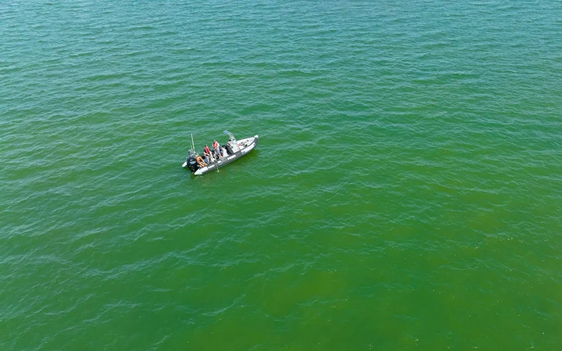 Photo prélèvements et échantillonnage d'eau depuis le zodiac